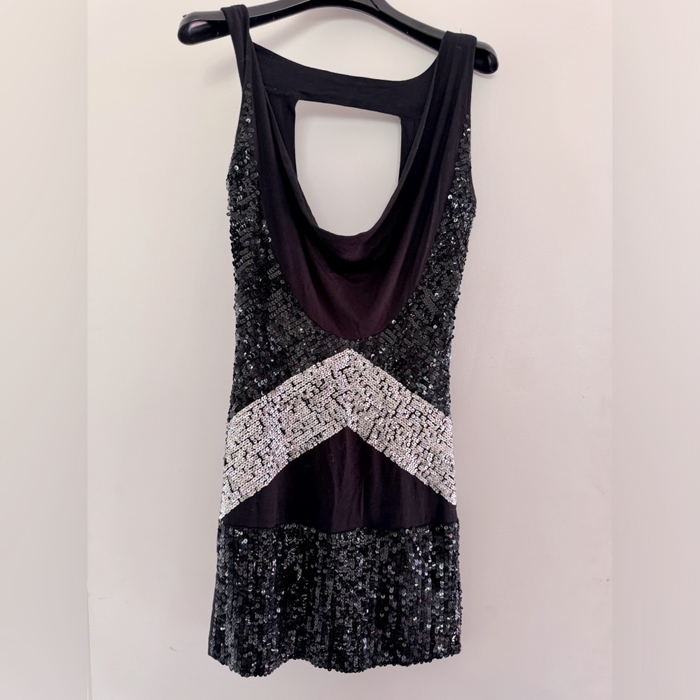 Scoop neck Sequin bodycon backless little black dress